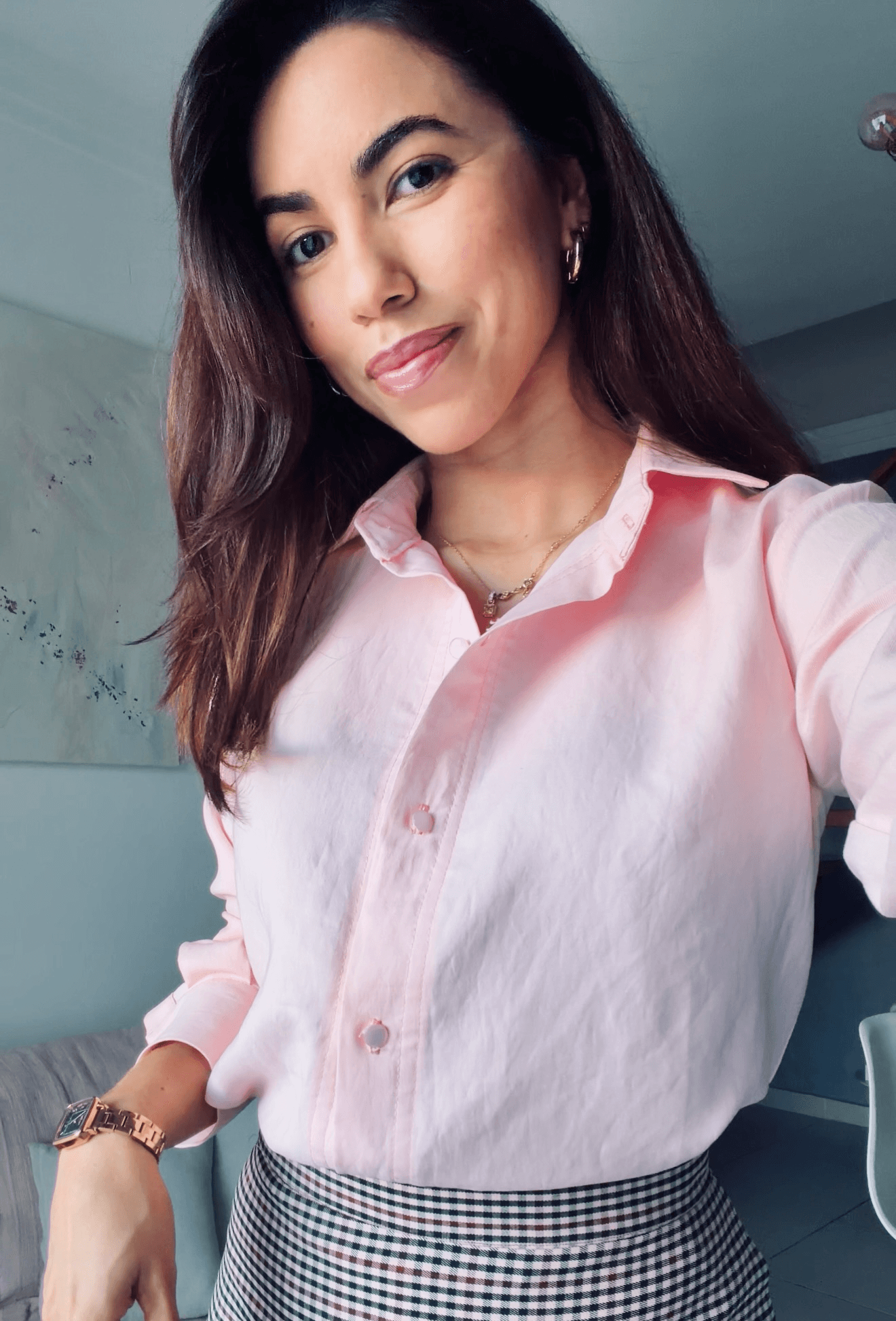 Grazyela Couto — close-up da camisa clássica rosa
